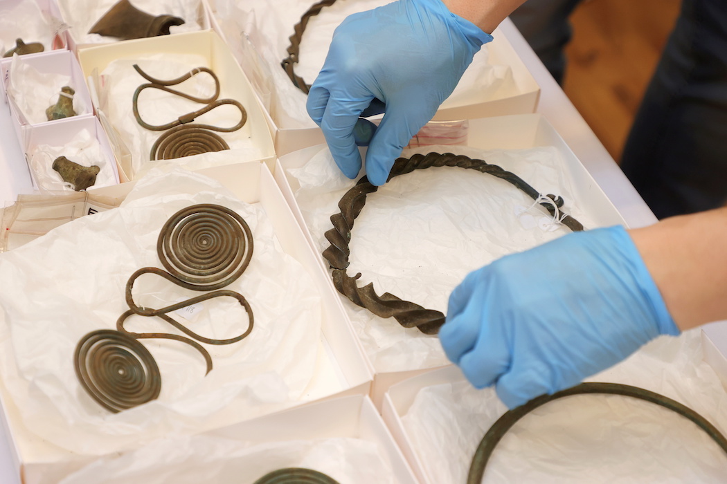 2500 лет. В Швеции картограф случайно нашел клад украшений бронзового века: видео, фото