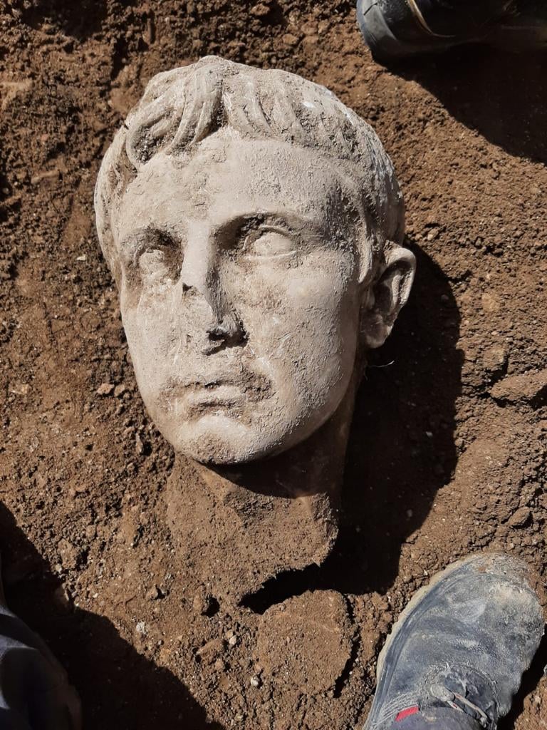 В Италии нашли 2000-летнюю мраморную голову основателя Римской империи: фото