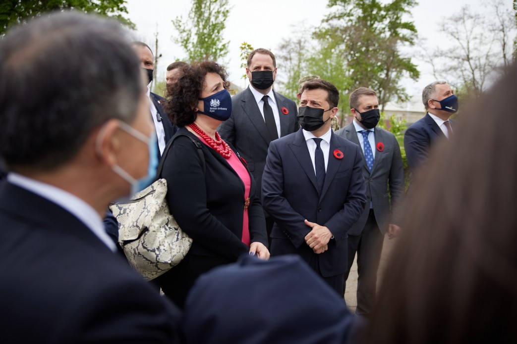 Фото: president.gov.ua Зеленский с послами G7 и Евросоюза съездил в Луганскую область: фото, видео