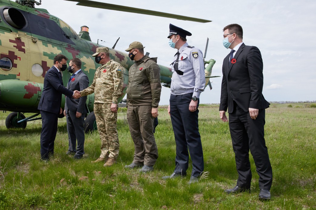 Фото: president.gov.ua Зеленский с послами G7 и Евросоюза съездил в Луганскую область: фото, видео