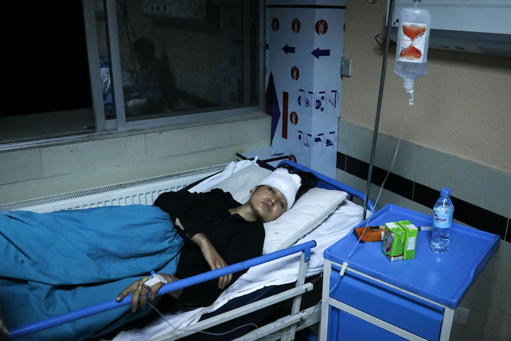 Фото: EPA В результате взрыва у школы в Кабуле погибли 55 человек, в основном дети – Reuters