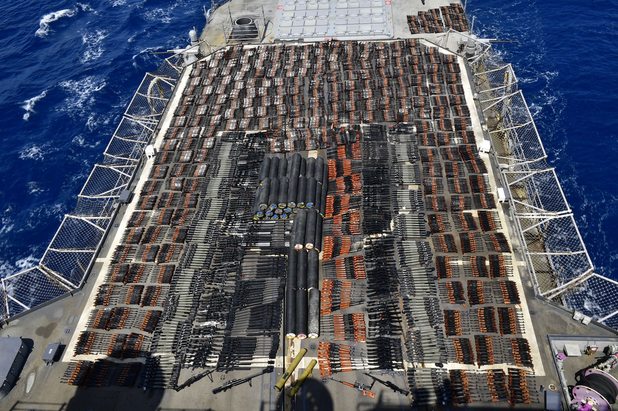 Фото – US 5th Fleet США перехватили в Аравийском море корабль с новейшим российским и китайским оружием: видео