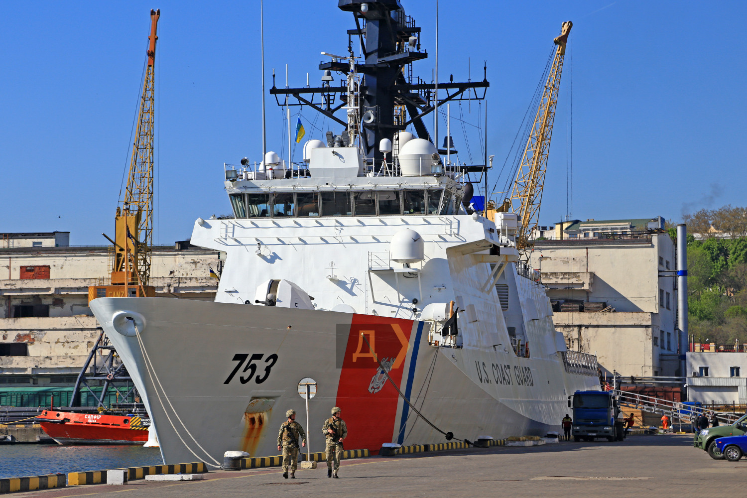 Американское судно в одесском порту (источник – dumskaya.net) Американский USCGC Hamilton добрался до порта Одессы: фото, видео корабля