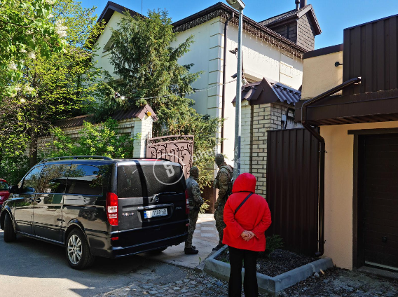 Фото – bihus.info СБУ пришла с обысками домой к Медведчуку. Подписано подозрение в госизмене
