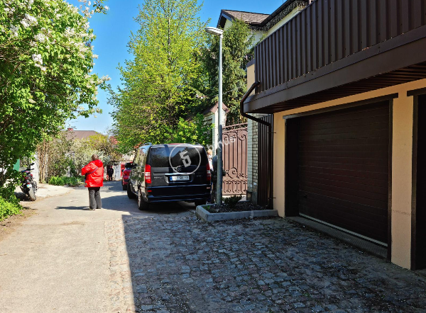 Фото – bihus.info СБУ пришла с обысками домой к Медведчуку. Подписано подозрение в госизмене