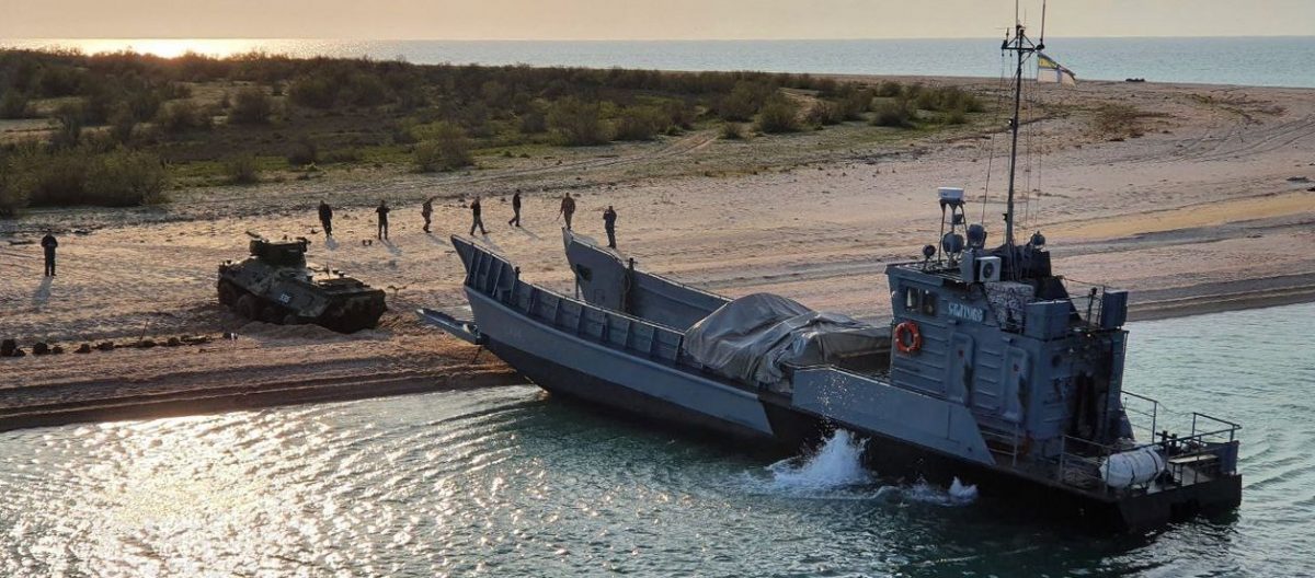 Фото: пресс-служба ВМС ВСУ Морские десантники в Черном море отработали ведение морского боя и высадку на берег: фото