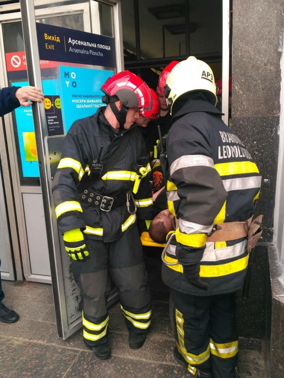 Спасатели выносят мужчину из метро (источник – facebook.com_MNS.GOV.UA) ЧП в киевском метро. На станции "Арсенальная" пассажир попал под поезд