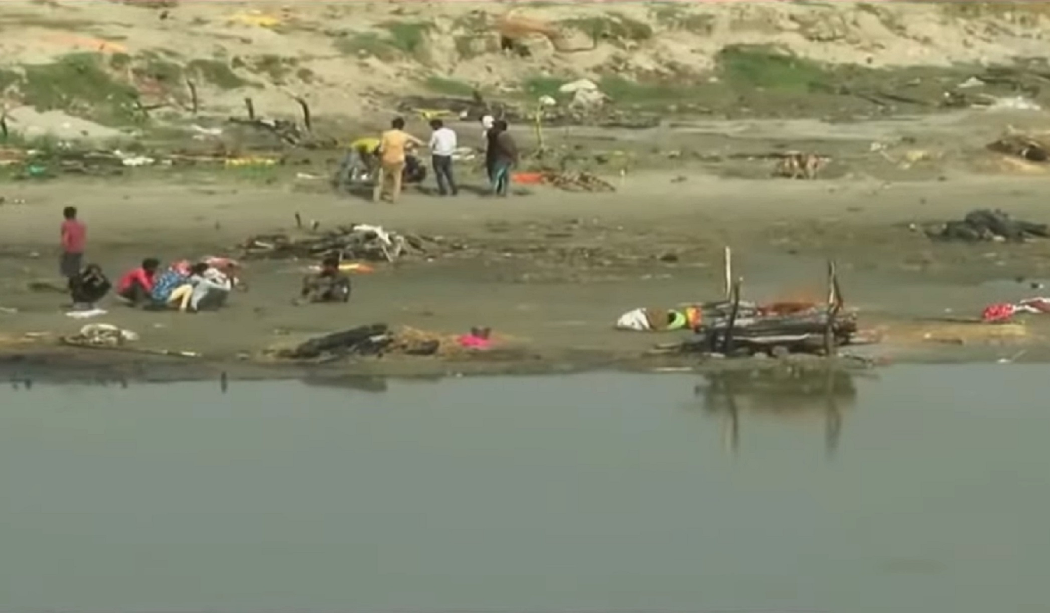 В Индии сотни тел вымыло на берега Ганга: на трупах "пируют" собаки и вороны