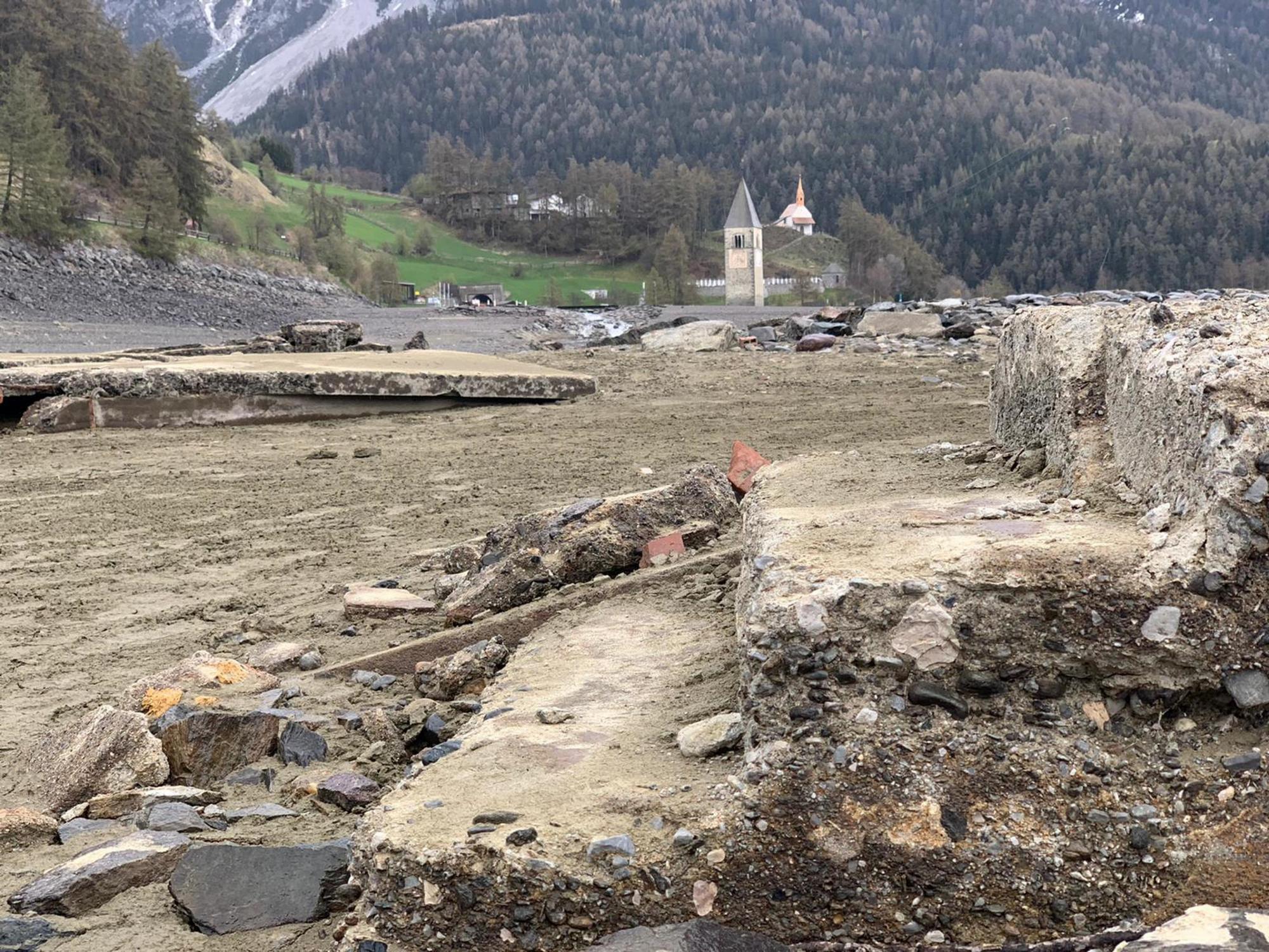 В итальянском озере нашли деревню, затопленную 70 лет назад: фото