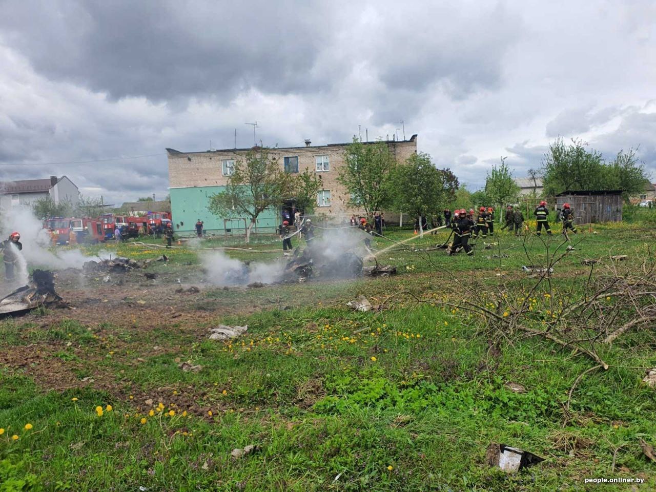 В Беларуси разбился военный самолет - упал на жилой район в Барановичах (ФОТО, ВИДЕО) 3