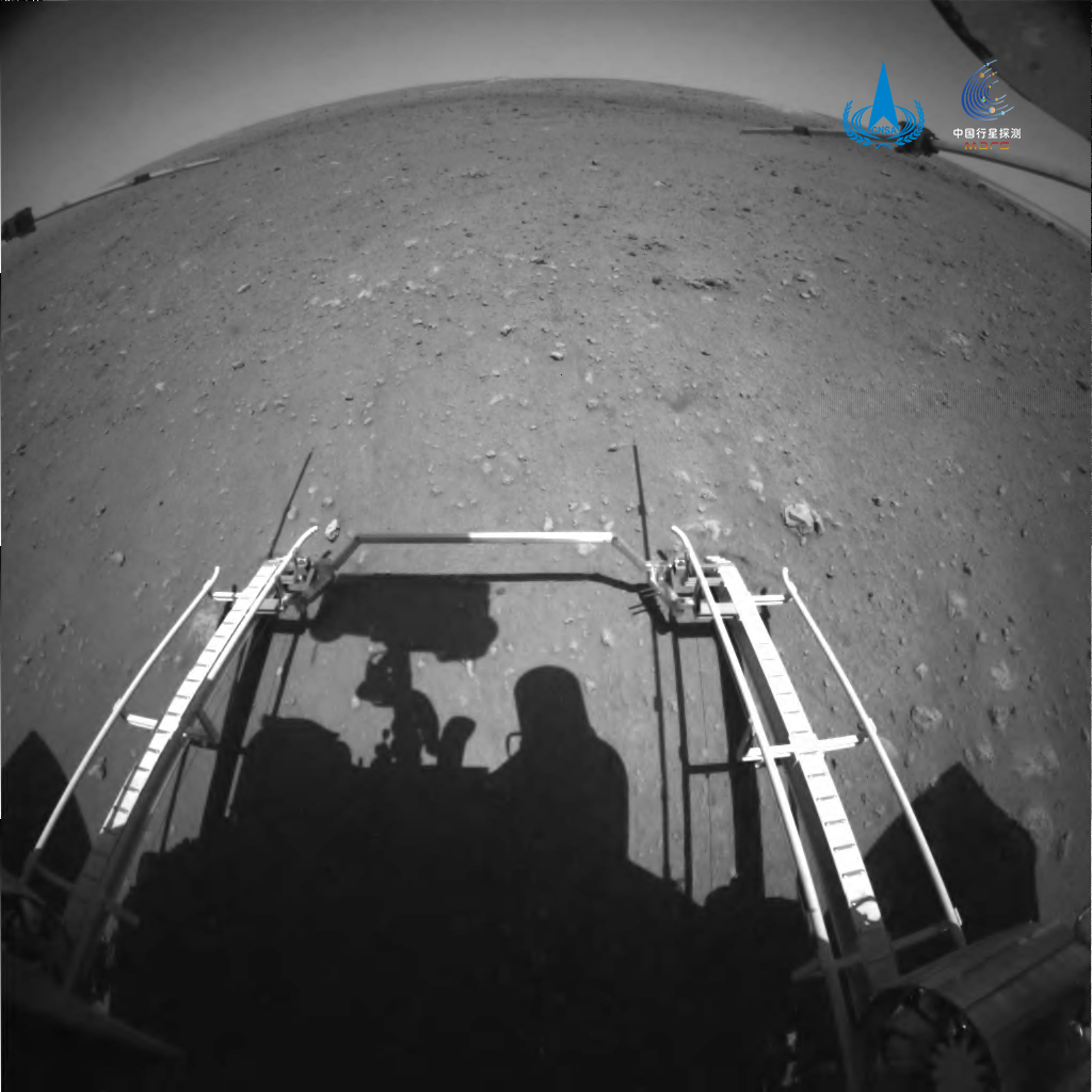 Китайский ровер Zhurong успешно сошел с платформы и начал исследовать Марс – фото