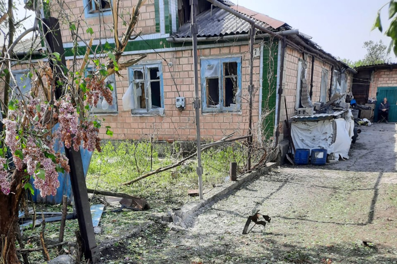 Обстрел жилого дома в Песках (Фото – пресс-служба штаба ООС) В Песках боевики обстреляли жилой дом: фото