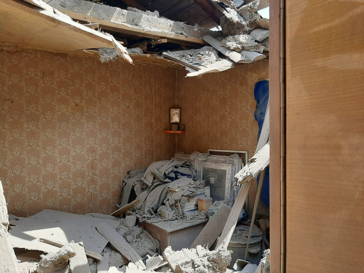 Обстрел жилого дома в Песках (Фото – пресс-служба штаба ООС) В Песках боевики обстреляли жилой дом: фото