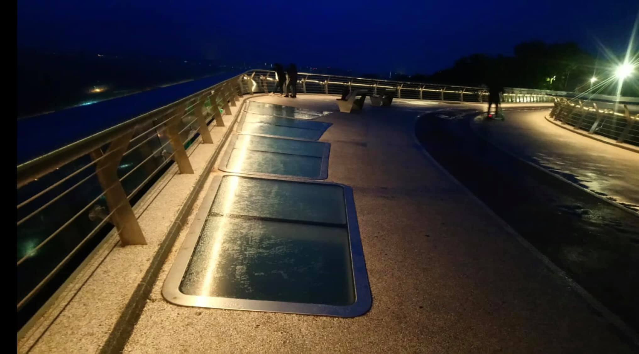 В Киеве открыли мост на Владимирской горке: на нем снова заменили стекло – фото