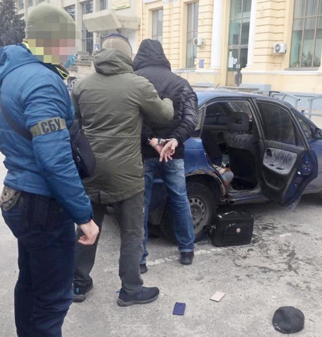 Задержание подозреваемого (Фото: Луганская областная прокуратура) Дело о передаче России секретных данных о военных разработках передано в суд: фото