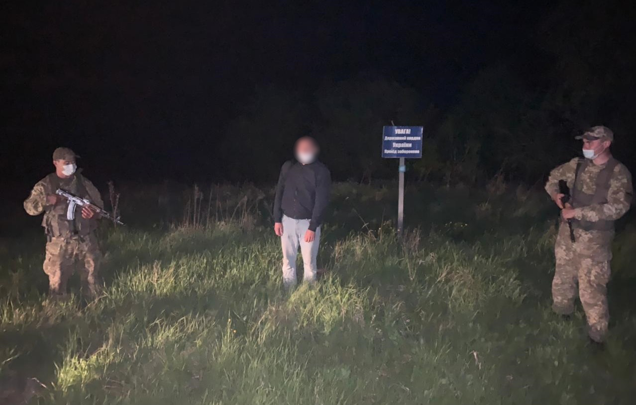 Задержание нелегала из России на границе с Украиной (фото – ГПСУ) Пограничники поймали нелегала: он закопал паспорт РФ в лесу и представлялся украинцем