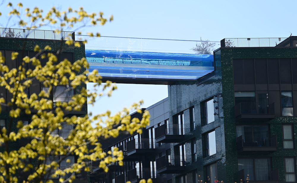 В Лондоне между двумя 10-этажными зданиями устроили прозрачный бассейн: фото, видео