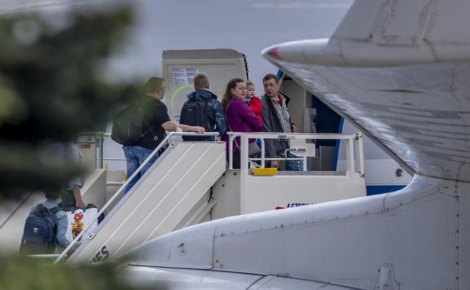 Как выдворенные российские "дипломаты" покидали Чехию – фоторепортаж