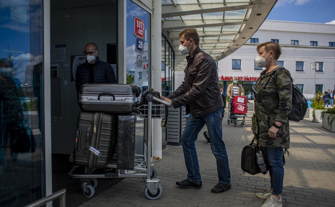 Как выдворенные российские "дипломаты" покидали Чехию – фоторепортаж