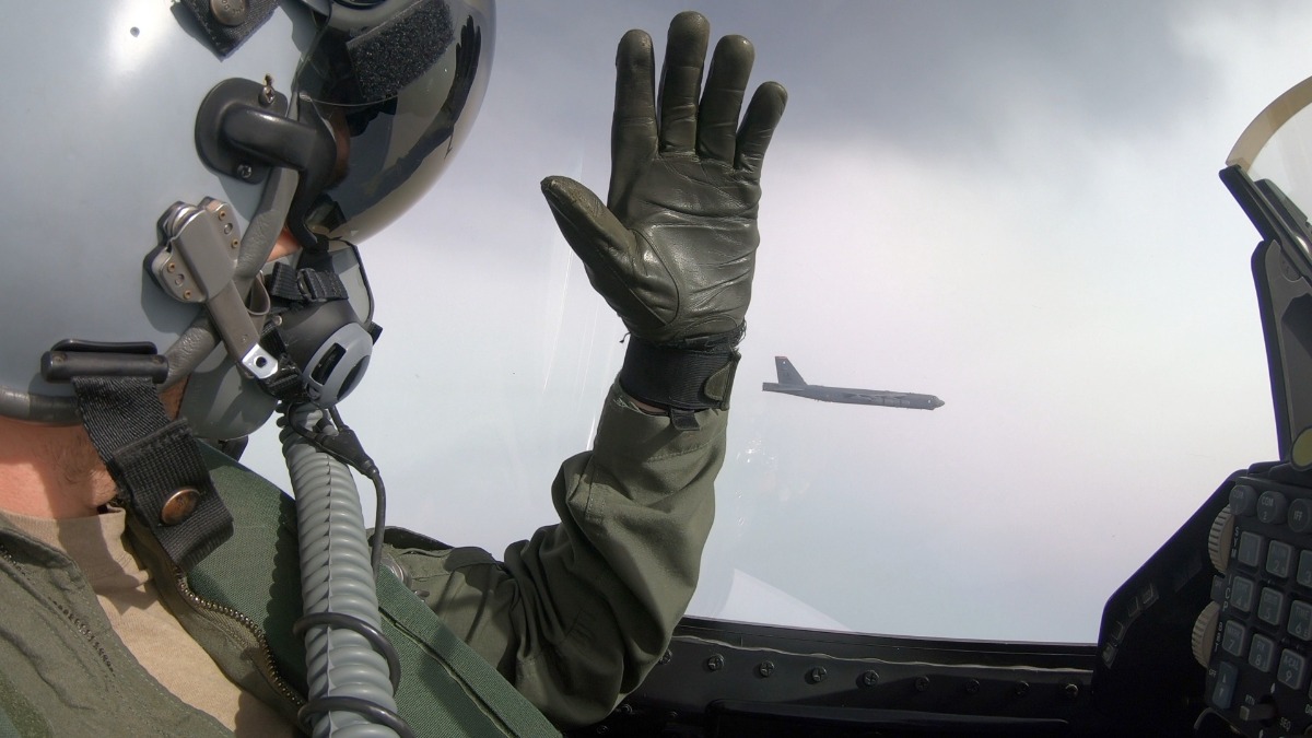 Датский пилот на фоне B-52 (Фото – ВВС Дании)