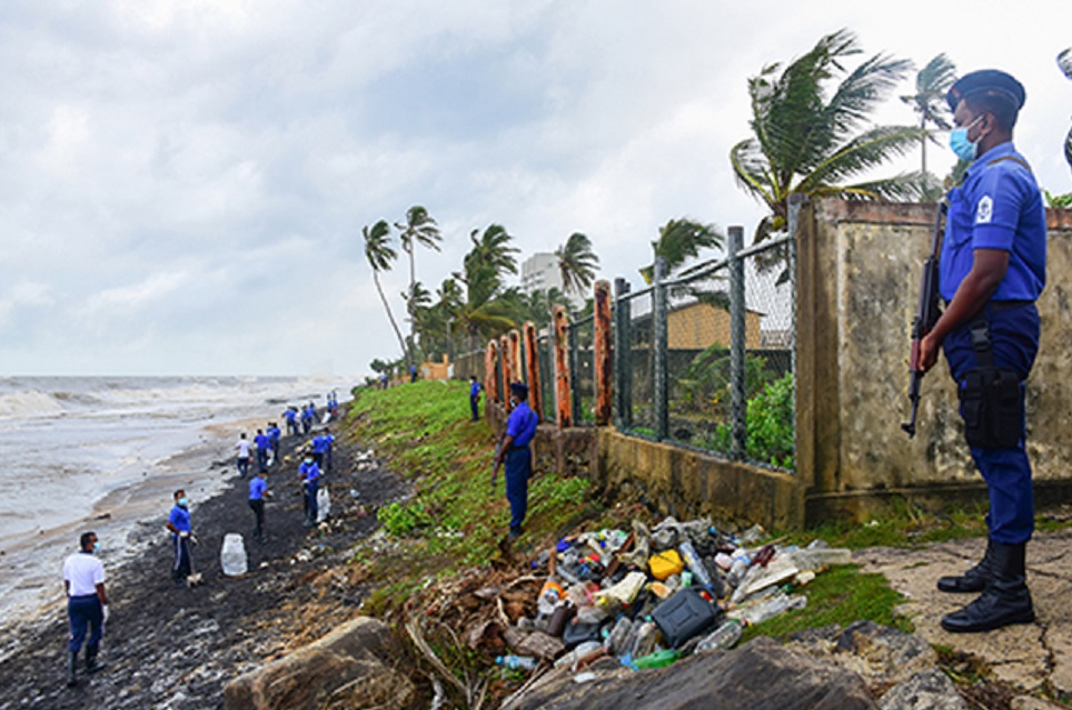 Фото – Ministry of Defence Sri Lanka У берегов Шри-Ланки после 12 дней пожара затонуло судно с 25 тоннами химикатов