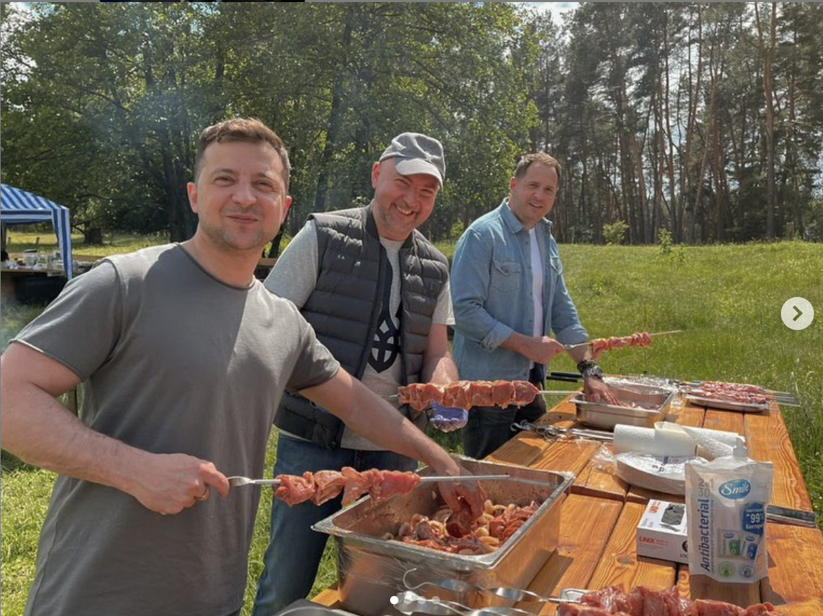 Зеленский пригласил к себе журналистов – накормил шашлыками: фото