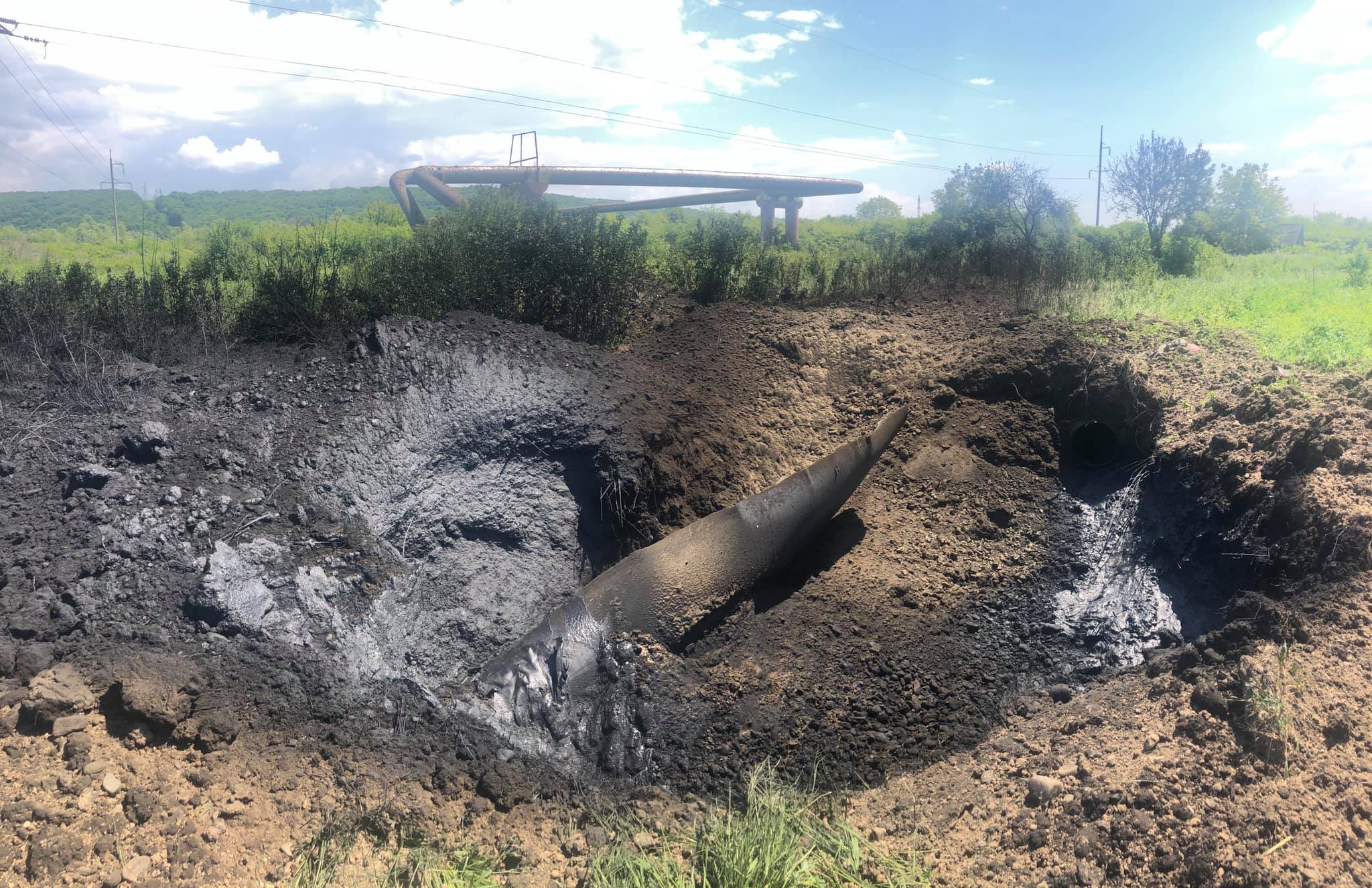 Авария газопровода на Прикарпатье: на месте повреждения образовалась воронка – фото