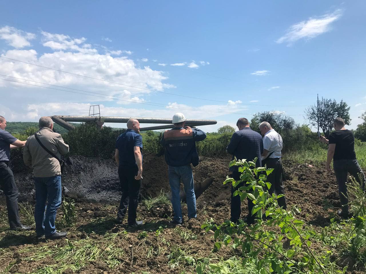 Авария газопровода на Прикарпатье: на месте повреждения образовалась воронка – фото