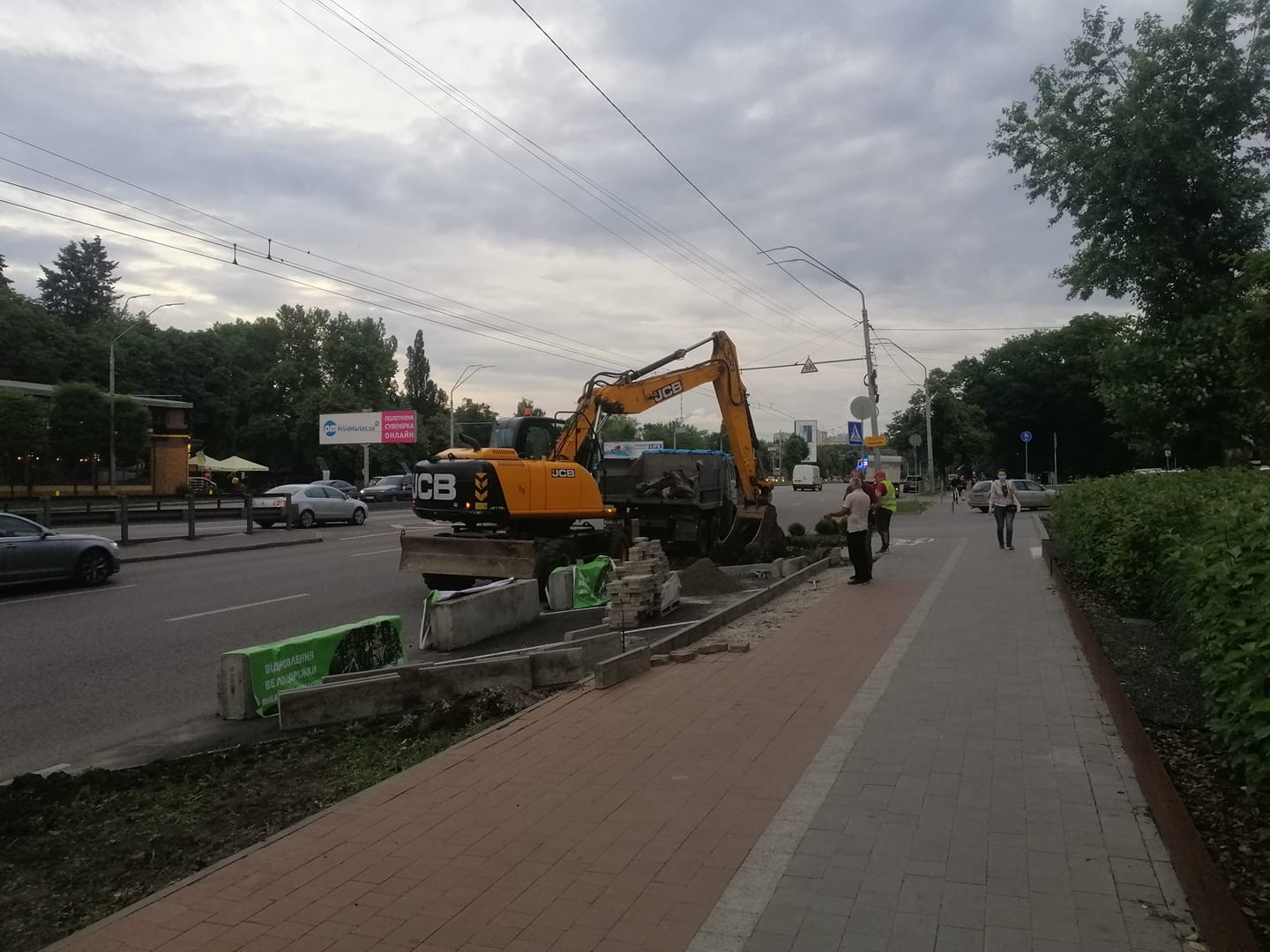 Разобранная велодорожка проспекте Победы 67 (Фото – Оксана Марюк – Facebook)