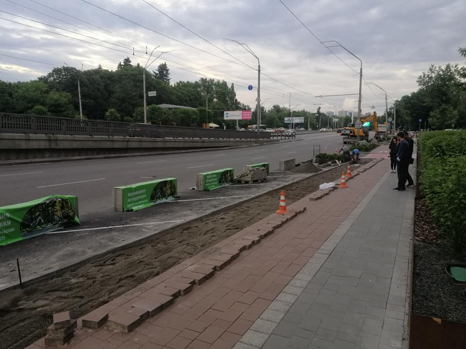 Восстановление велодорожки проспекте Победы 67 (Фото – Оксана Марюк Facebook)