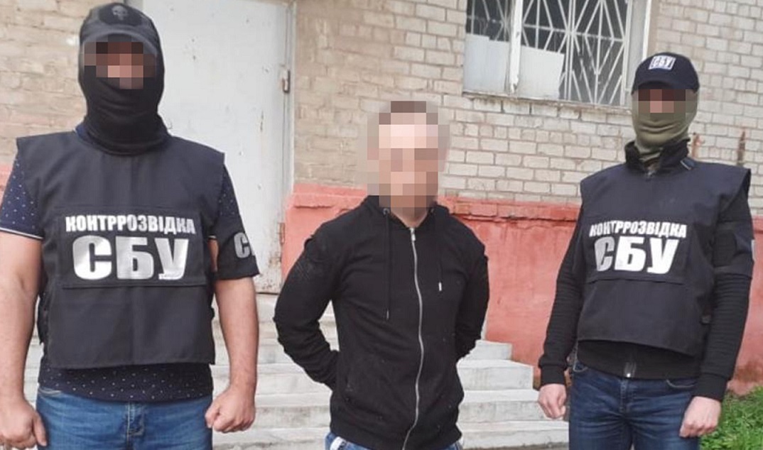 Задержание (Фото – СБУ) СБУ: Контрразведка взяла на Донбассе военного ВСУ. Он "работал" на террористов – фото