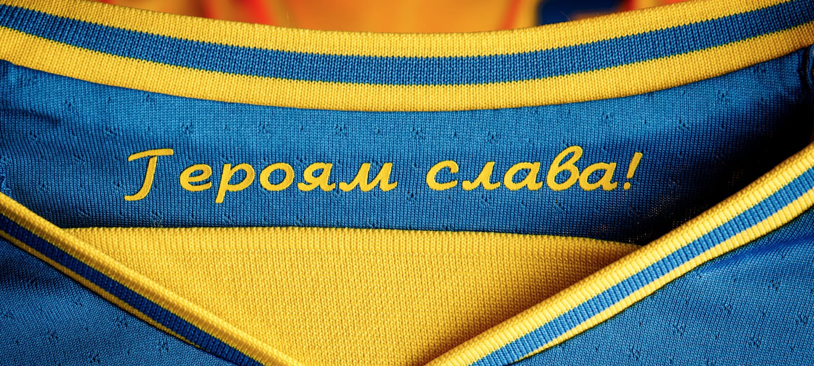 Скандал с формой сборной, смягчение карантина и дайвер в пасти кита: новости недели