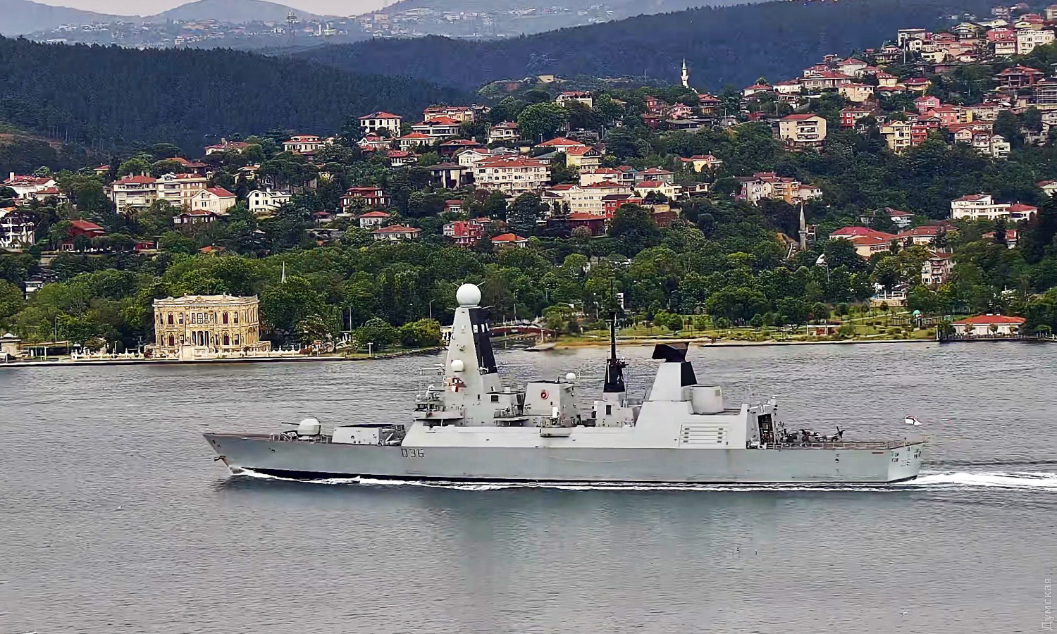 На пути в порт Стамбула (фото – Cavit Ege Tulça) В Черное море зашли миноносец королевского флота Британии и фрегат из Нидерландов: фото