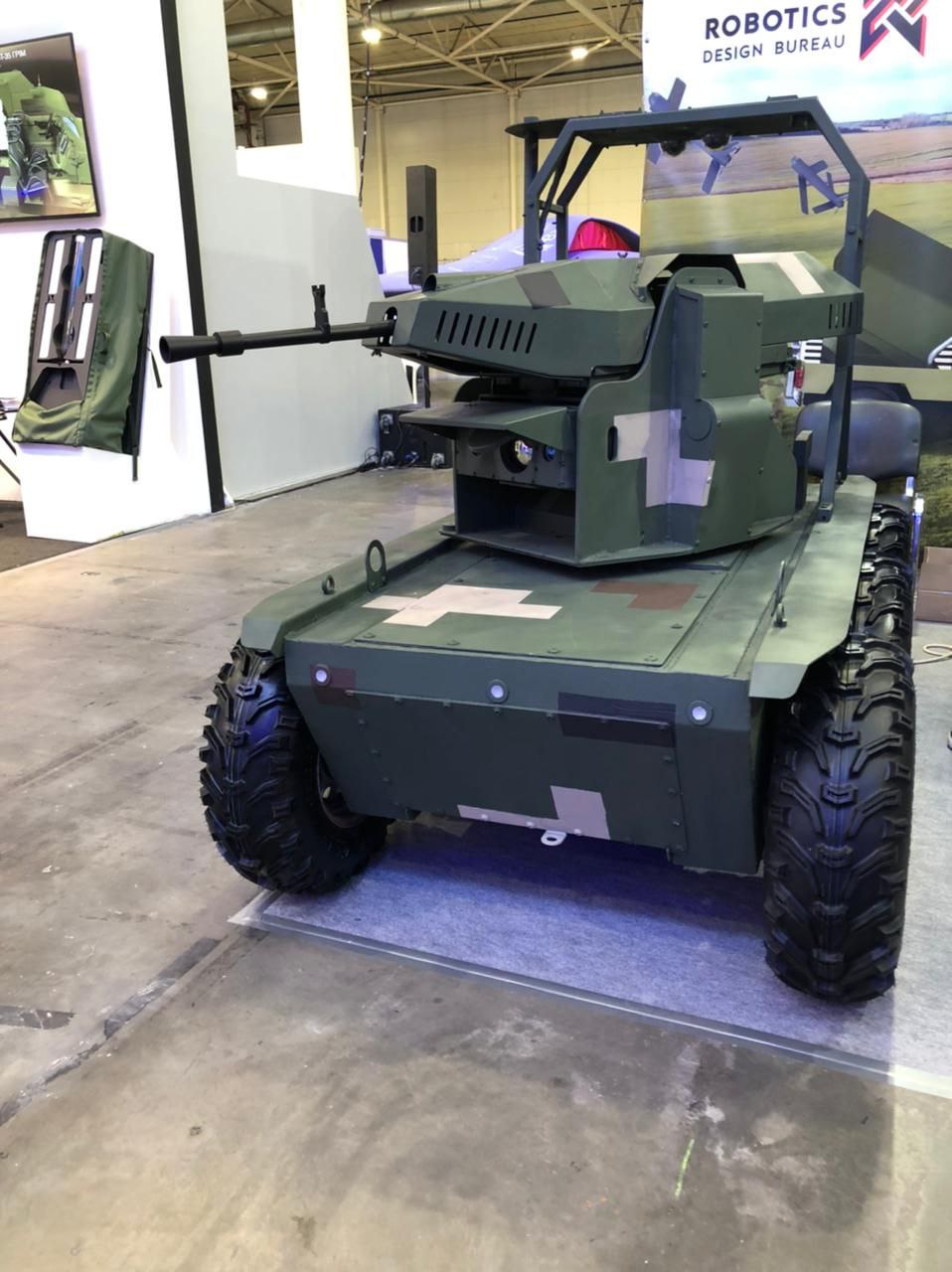 Дрон Охотник на выставке (Фото – Robotics) В Киеве представили украинские наземные боевые дроны – в Минобороны хотят такие в ВСУ
