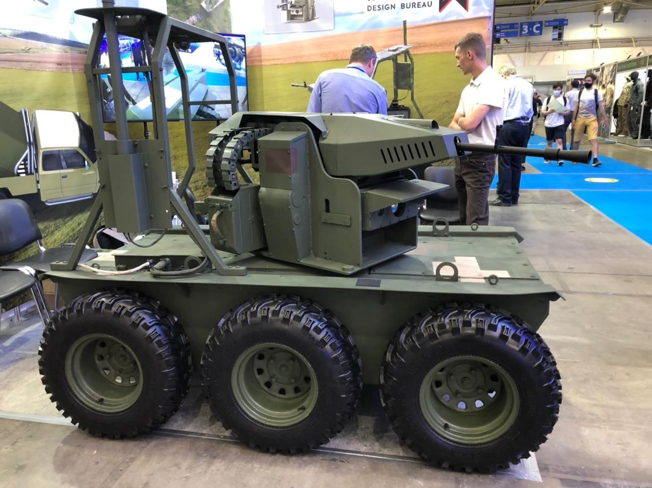 Дрон Охотник на выставке (Фото – Robotics) В Киеве представили украинские наземные боевые дроны – в Минобороны хотят такие в ВСУ