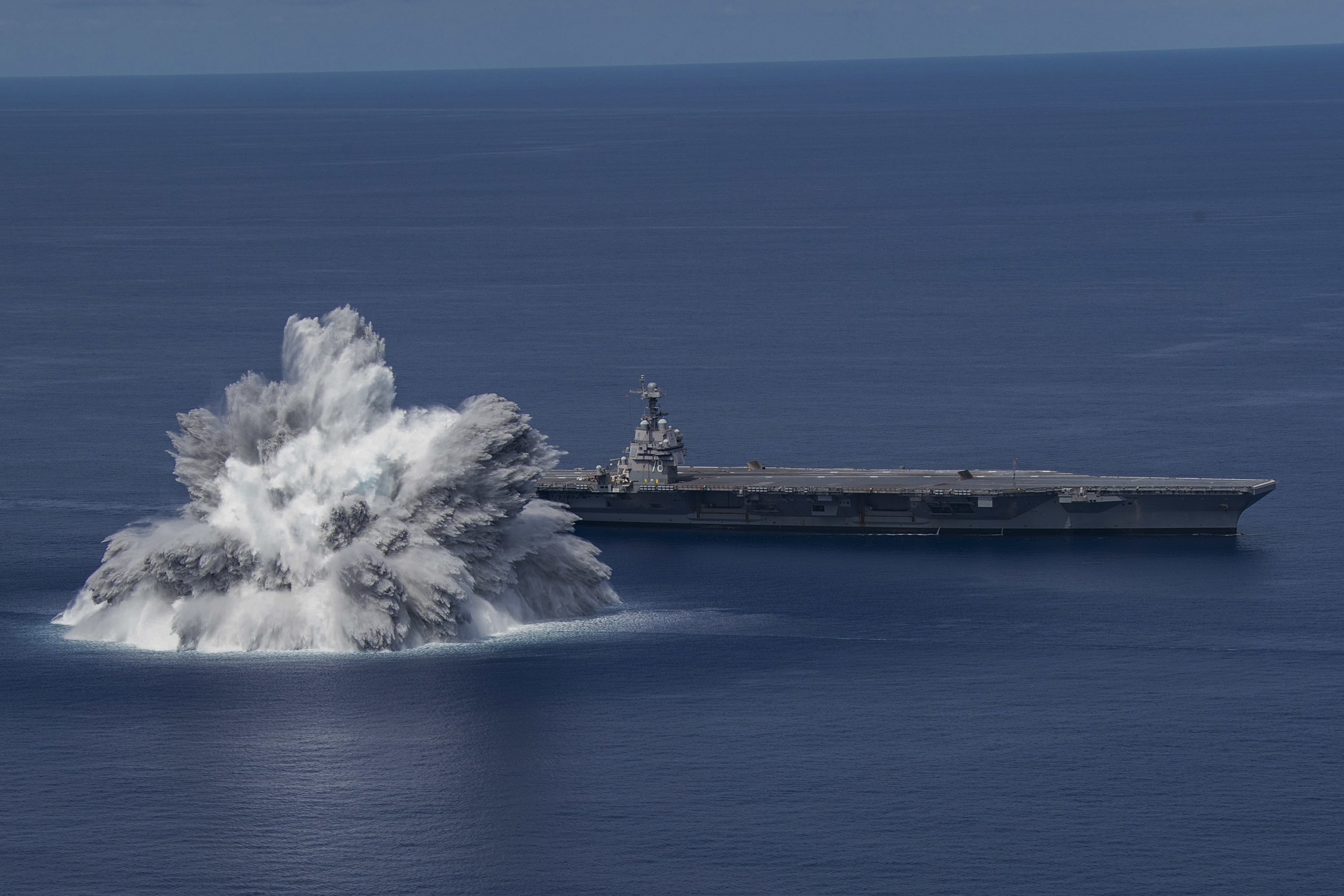 Фото – navy.mil Флот США сильнейшими взрывами испытал новейший ядерный авианосец – видео