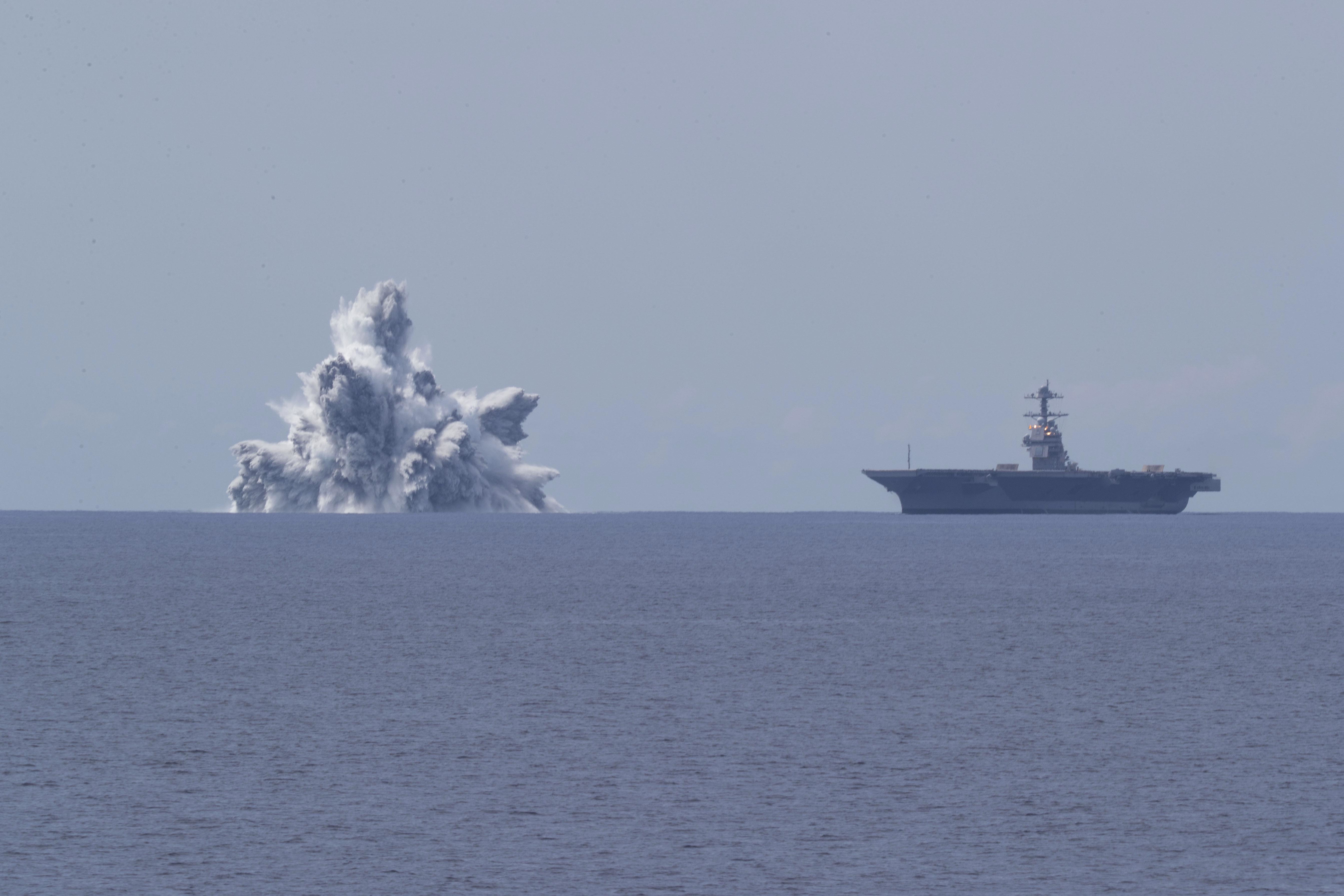 Фото – navy.mil Флот США сильнейшими взрывами испытал новейший ядерный авианосец – видео