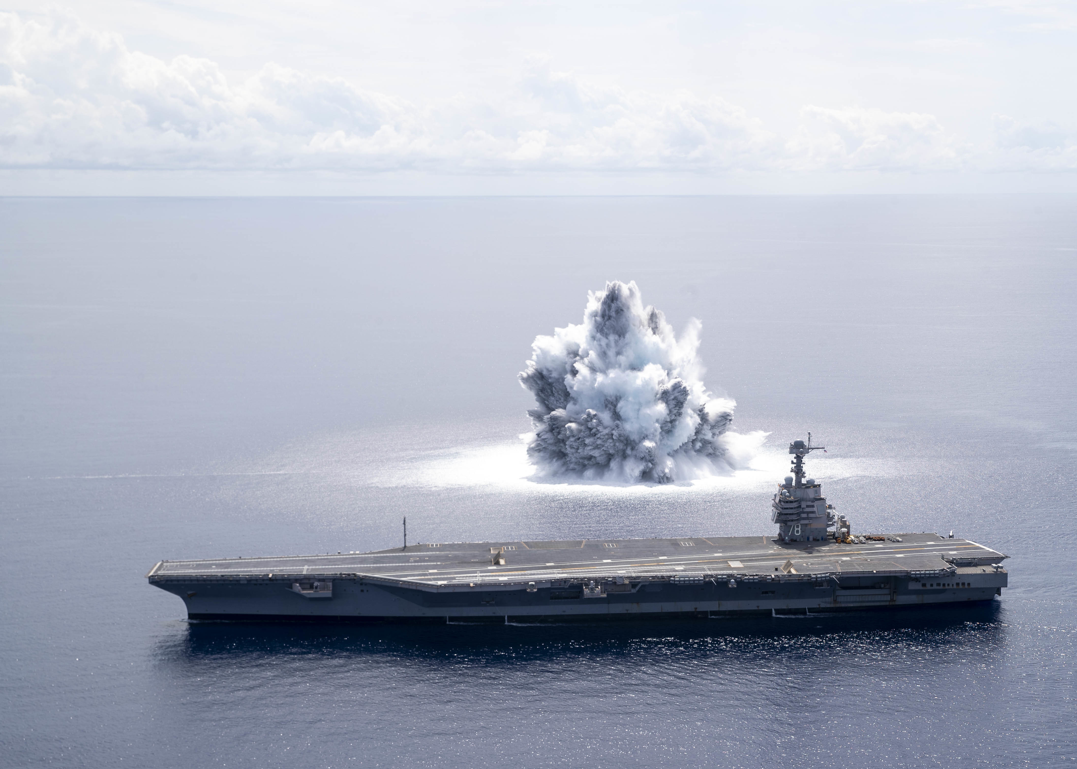 Флот США сильнейшими взрывами испытал новейший ядерный авианосец – видео 