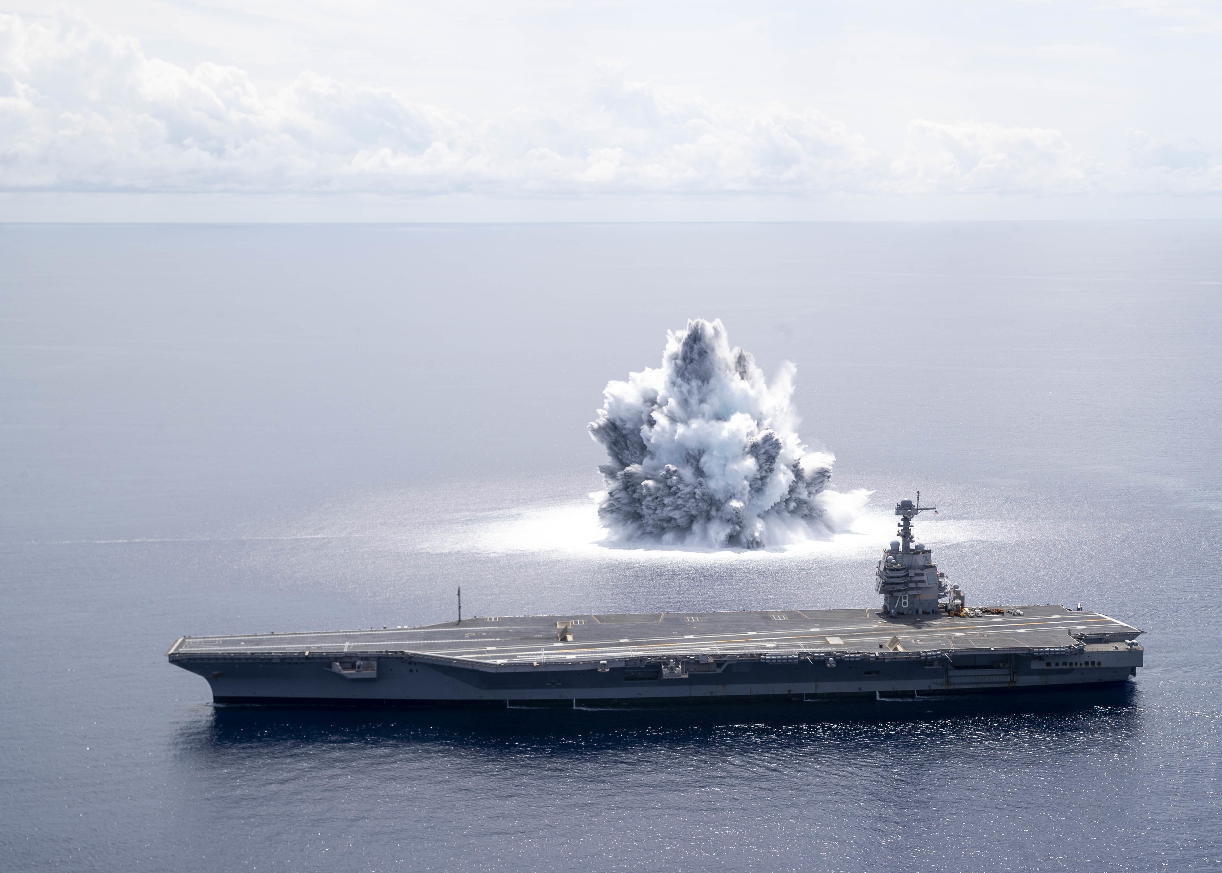 Фото – navy.mil Флот США сильнейшими взрывами испытал новейший ядерный авианосец – видео