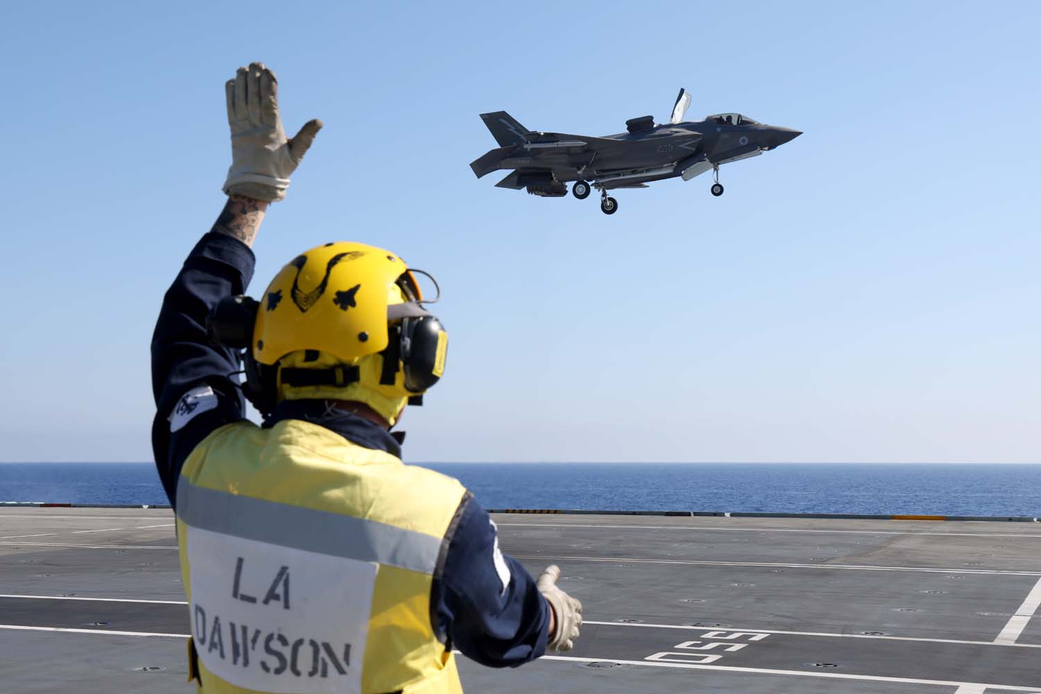 Истребители F-35B на борту авианосца Великобритании HMS Queen Elizabeth (фото 2 – Royal Navy, Facebook) Впервые со второй мировой войны. Истребители США вступили в бой с иностранного авианосца