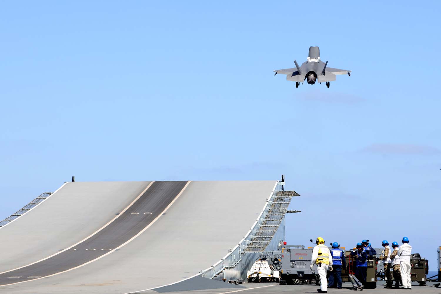 Истребители F-35B на борту авианосца Великобритании HMS Queen Elizabeth (фото 3 – Royal Navy, Facebook) Впервые со второй мировой войны. Истребители США вступили в бой с иностранного авианосца