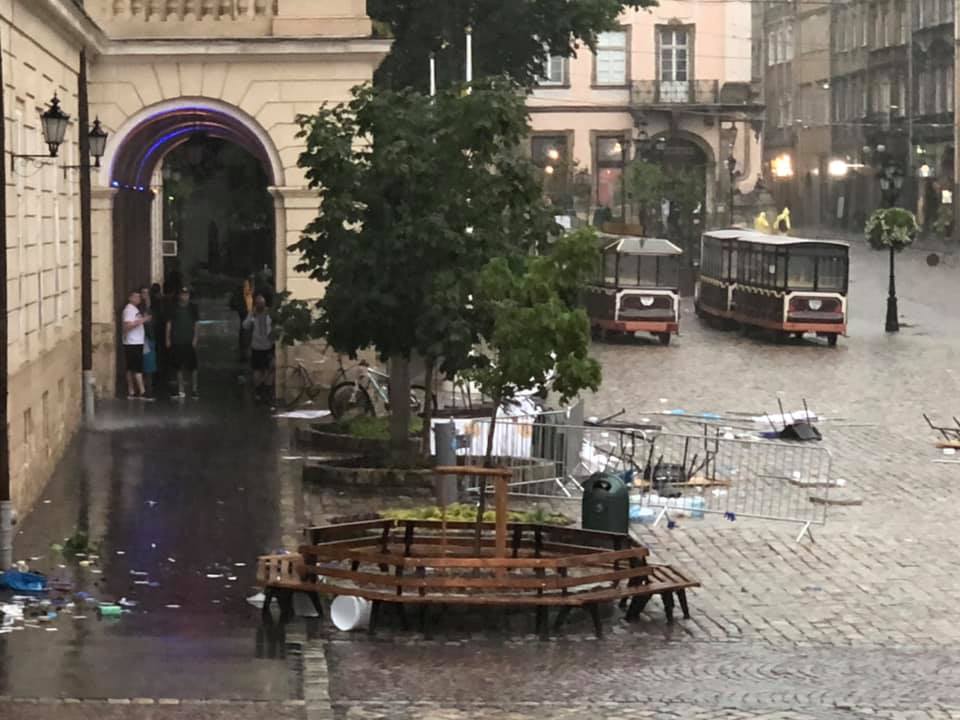 Последствия непогоды (Фото – Facebook) На Львов обрушилась сильная буря. Отключен свет, людей просят быть дома – фото и видео