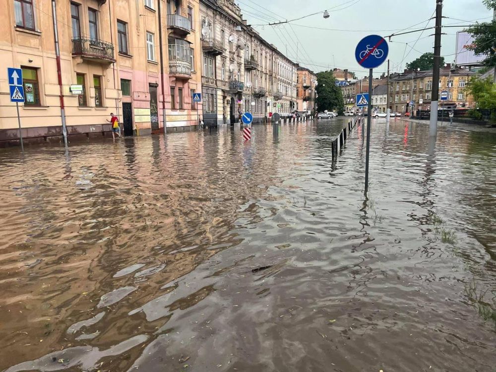 Львов затопило (Фото – пресс-служба Львовского горсовета) На Львов обрушилась сильная буря. Отключен свет, людей просят быть дома – фото и видео