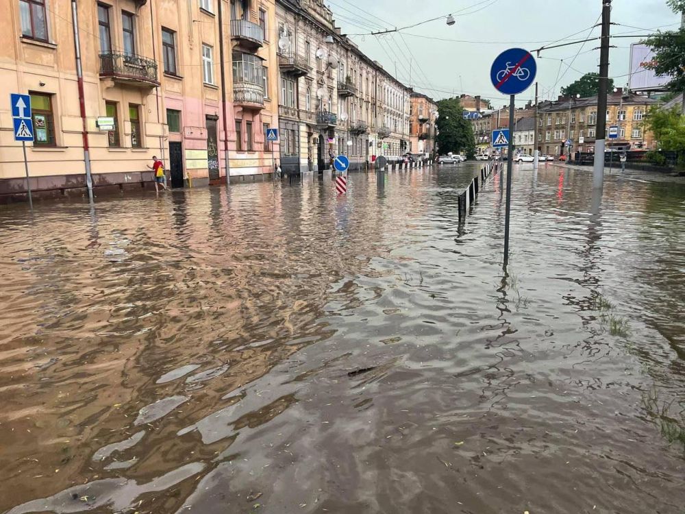 Бури атаковали Западную Украину, во Львове объявлена ЧС местного значения (ФОТО, ВИДЕО) 3