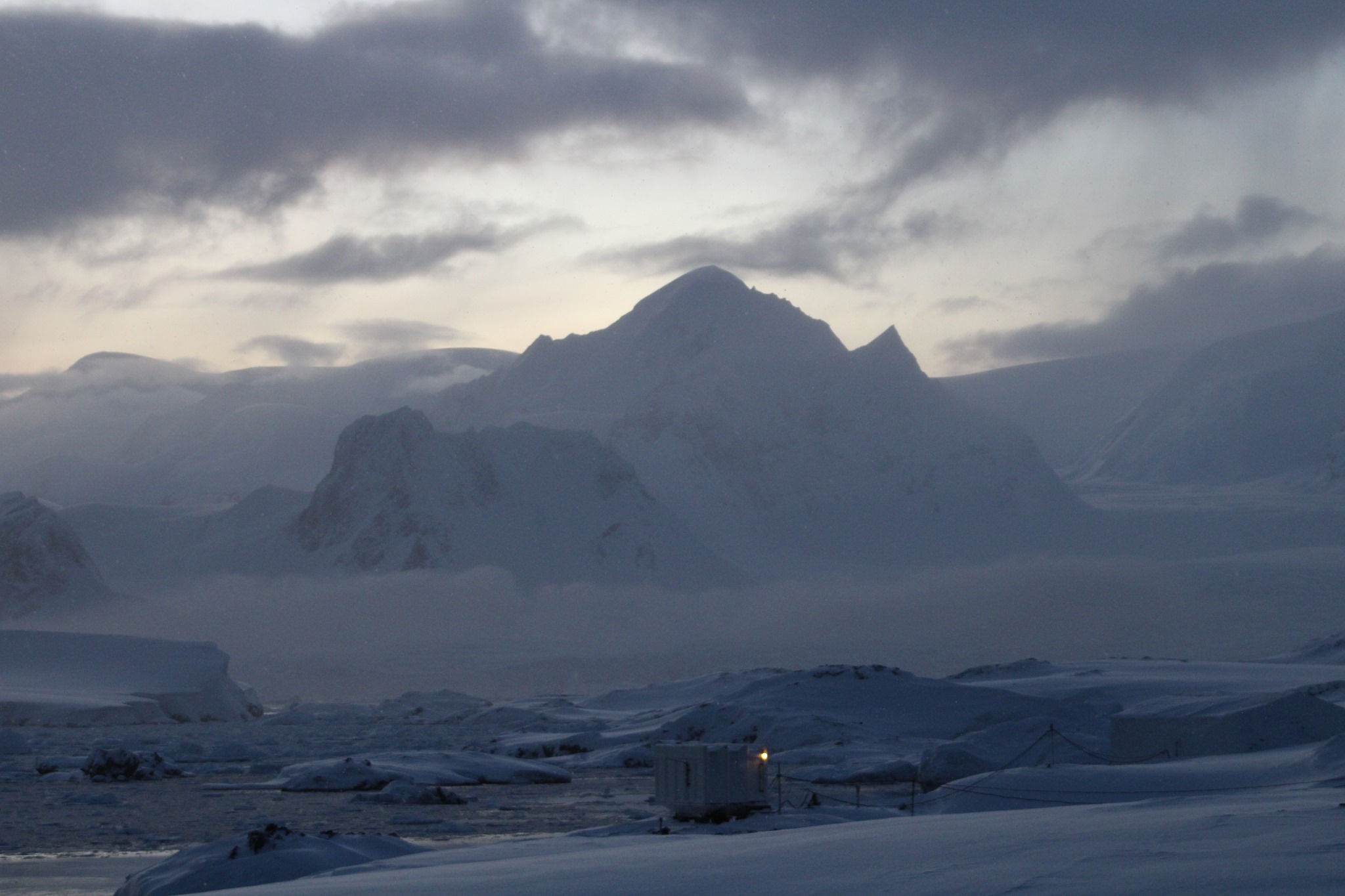 Українці сфотографували над Антарктикою незвичайні хмари: вони крижані і перламутрові – фото