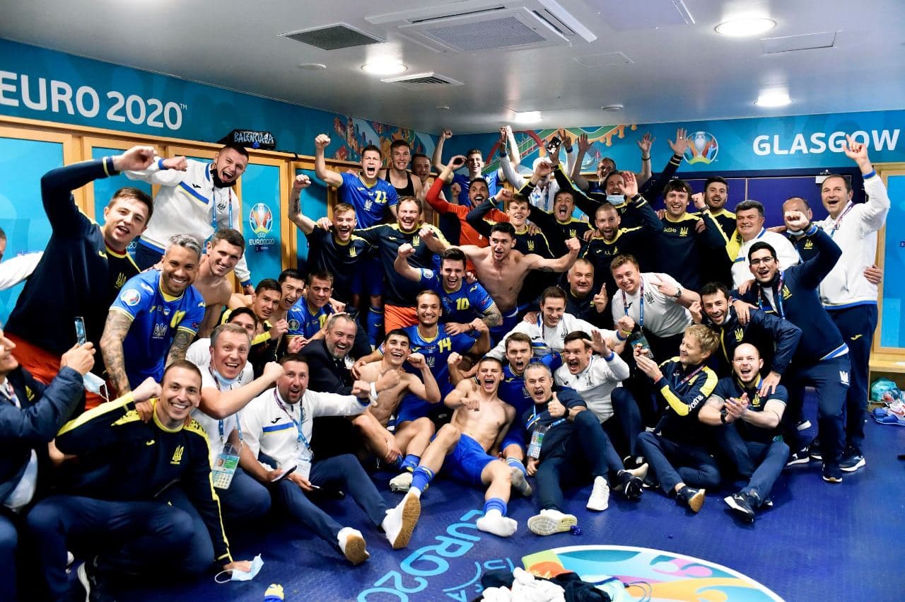 Сборная Украины после матча Швеция 1 – 2 Украина, Евро-2020 (фото – пресс-служба Украинской ассоциации футбола) Танцы в раздевалке и слезы на глазах. Как сборная Украины праздновала победу над Швецией