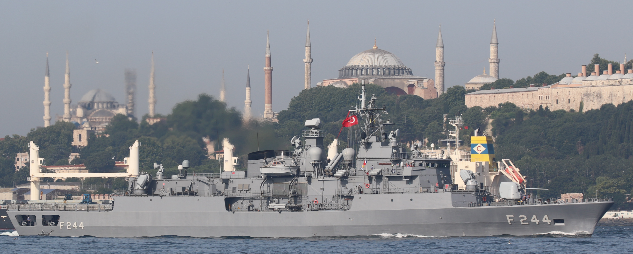 TCG Barbaros (Фото – Twitter Yörük Işık) Два флагманських фрегати Туреччини та Італії зайшли в Чорне море – фото
