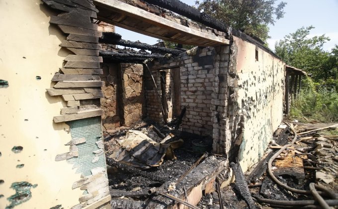 На Донбасі артилерія бойовиків вдарила по житловому району: горять будинки – фото