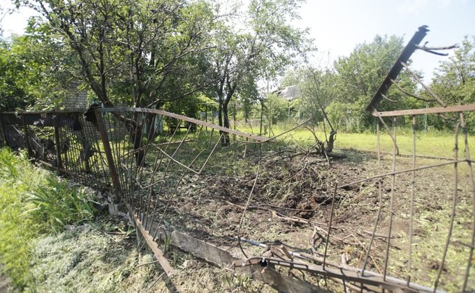 На Донбасі артилерія бойовиків вдарила по житловому району: горять будинки – фото