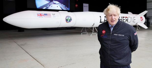 Премьер Британии Борис Джонсон в ангаре Virgin Orbit Премьер Британии Борис Джонсон в ангаре Virgin Orbit